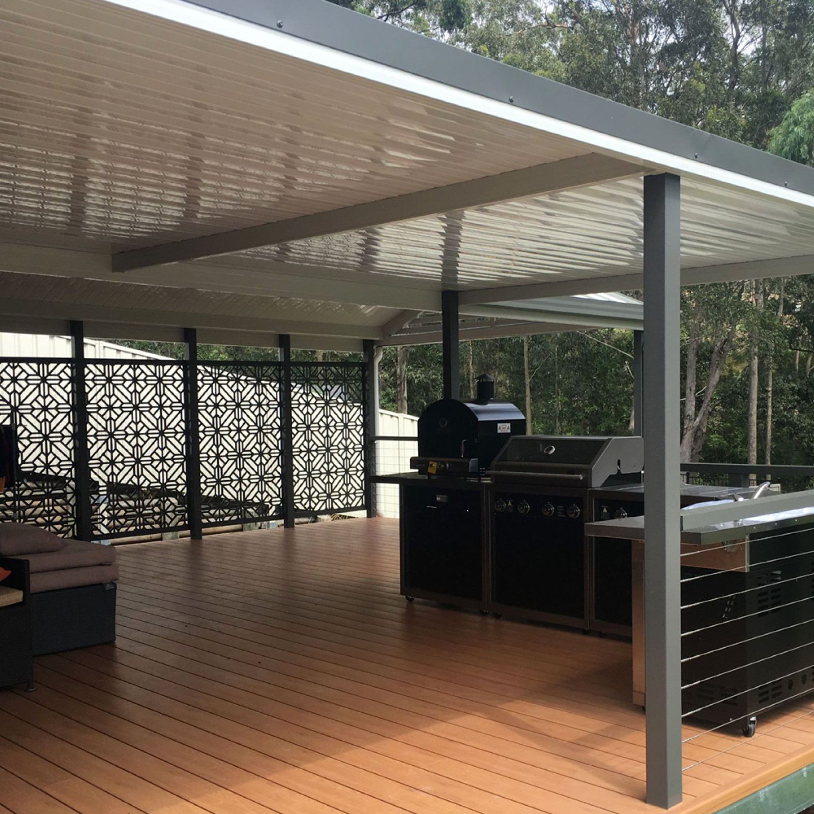 Flat roof patio in Surfmist covering BBQ