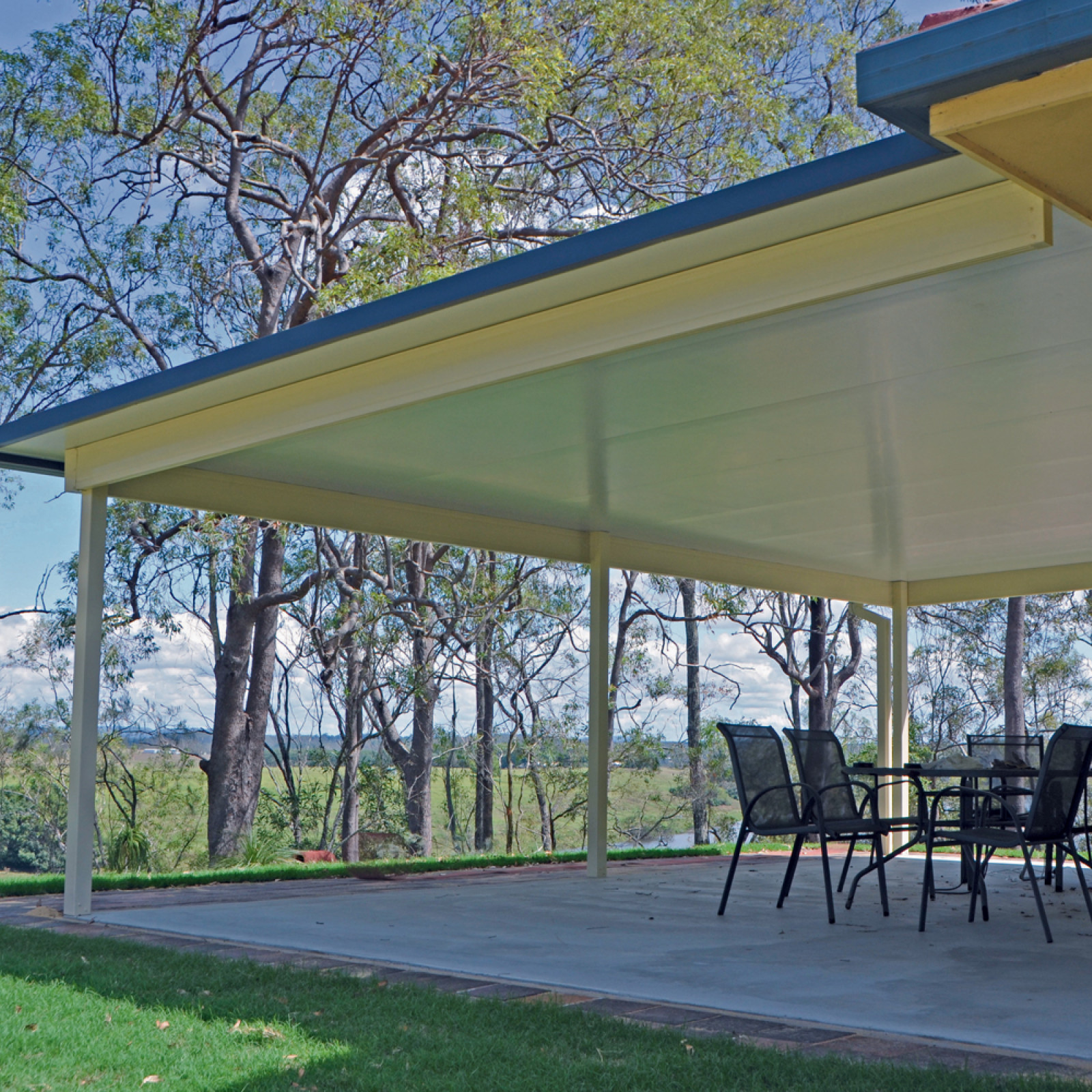 Flat roof patio with insulated roof sheets