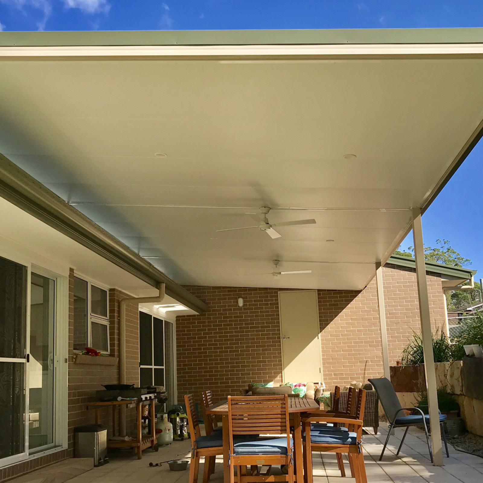 Flat roof patio with insulated roof
